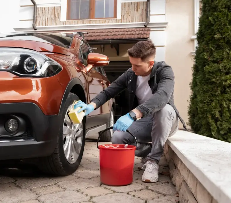 Lavage auto à domicile Menthonnex-sous-Clermont : professionnel intervenant sur un véhicule